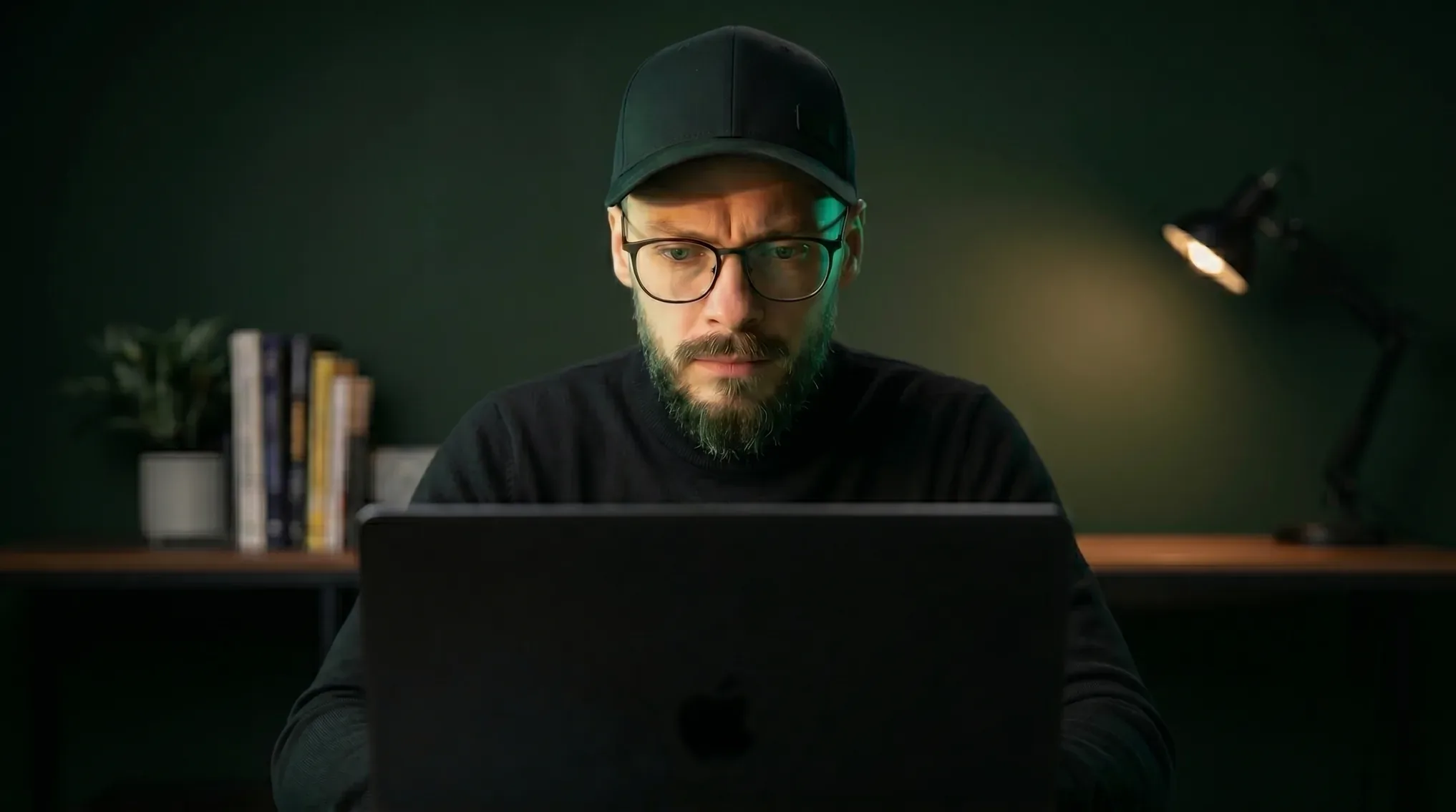 Architekt e-commerce przy pracy nad wdrożeniem sklepu internetowego